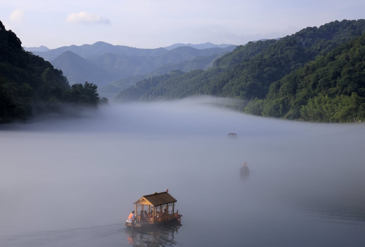 东江湖,碧水丹山,湖光山色的绝美之旅,将带您领略大自然的神奇与美妙