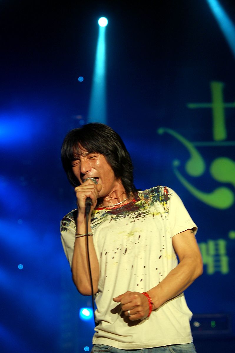 2008年6月28日,北京,"摇滚之夜"演唱会在北展剧场举行.唐朝乐队主唱丁
