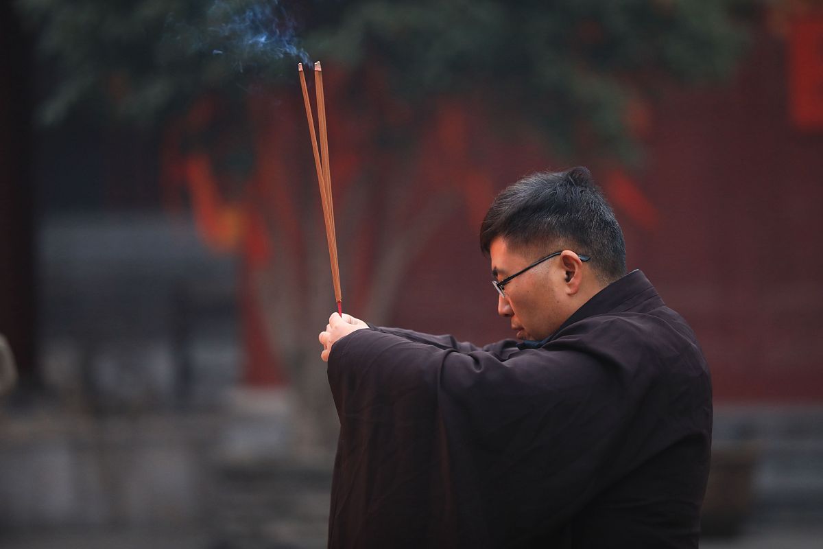 年轻人去寺庙烧香去干体力活的心理学原因分析