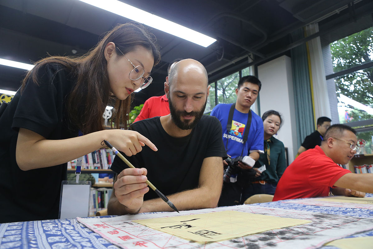 2019年9月8日,成都,诗人领略书法之美.第三届成都国际诗歌周,诗歌进社