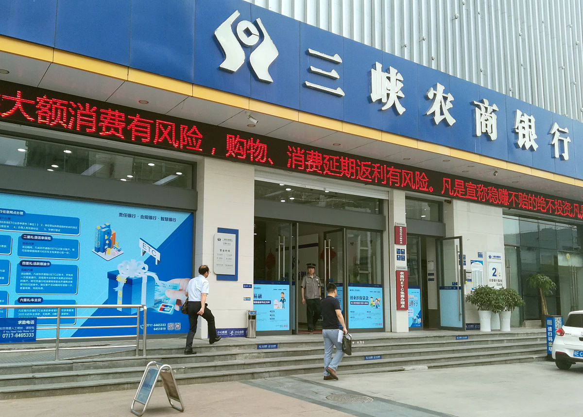 你的工作单位是洋县城南邮政储蓄银行工作岗位是理财产品销售岗位请进行工作与实践总结写成一段话格式不少于2000字。