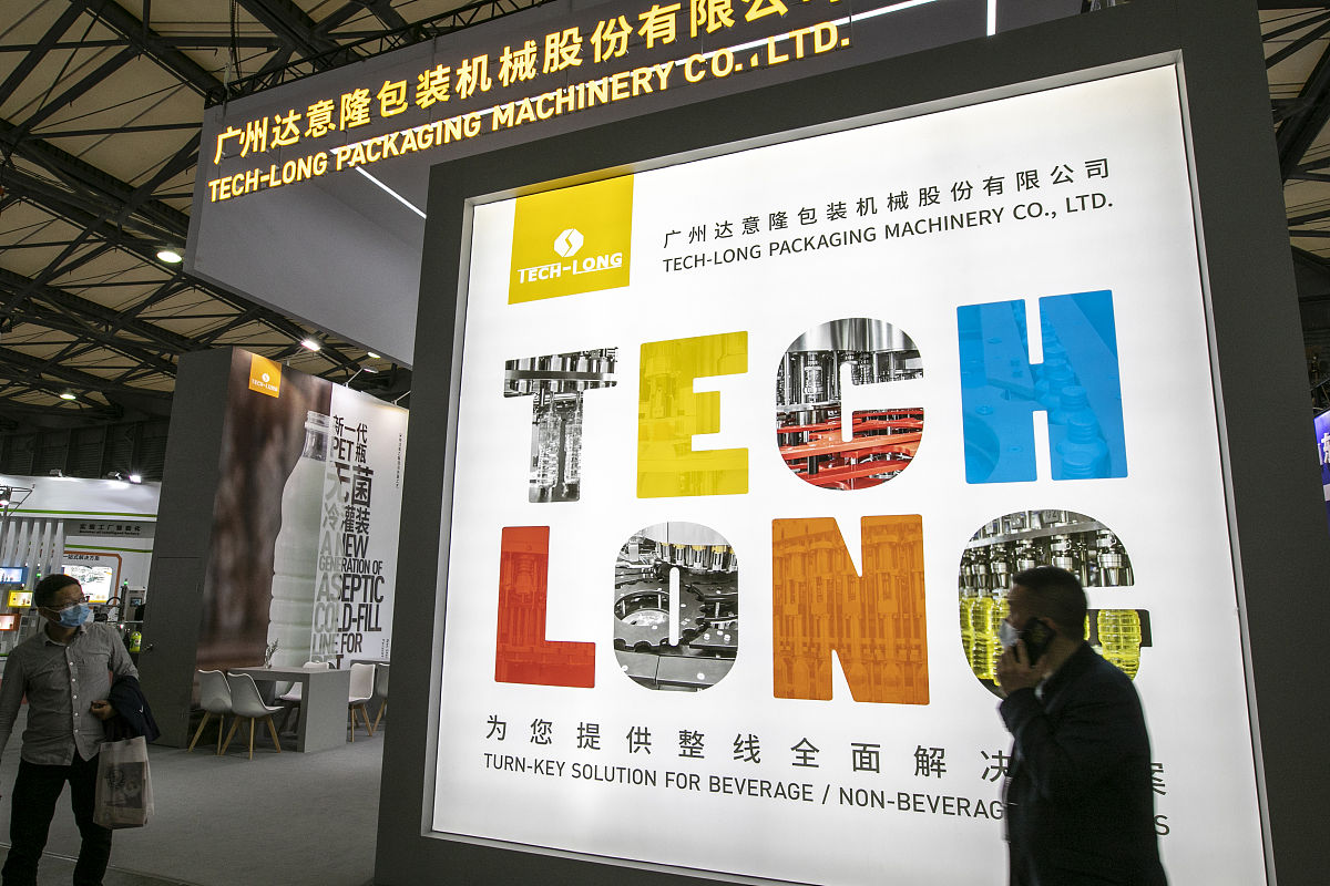 选题方向：会展品牌、会展管理、艺术商业策展、会展营销、社区会展、会展与城市更新乡村振兴、新媒体艺术、文旅会展等。题目需要简明扼要包含研究方法、所用理论和研究对象案例等。与景区相关根据以上条件给出五个会展专业的毕业论文题目