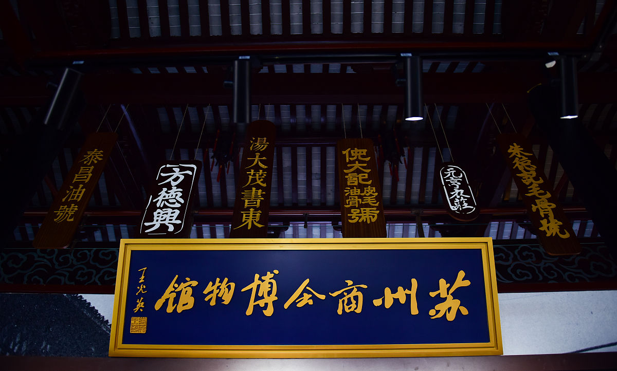 改写下面这篇文章要求语句优美：成立宿商会馆策划方案镇江市友好商会联盟俱乐部	成立方式：会馆+酒厂+互联网+体验品鉴+文化交流+展览展示为一体的综合性的会馆目标人群：所有在镇江的六万多宿迁籍老乡和商会会员以及镇江市友好商会联盟俱乐部成员商会会馆地址：设在商会办公的地方与商会融为一体													颠覆行业的从来不是行业本身而是跨界的降维打击。在当前的经济形势下消费者的消费习惯和方式已经悄然