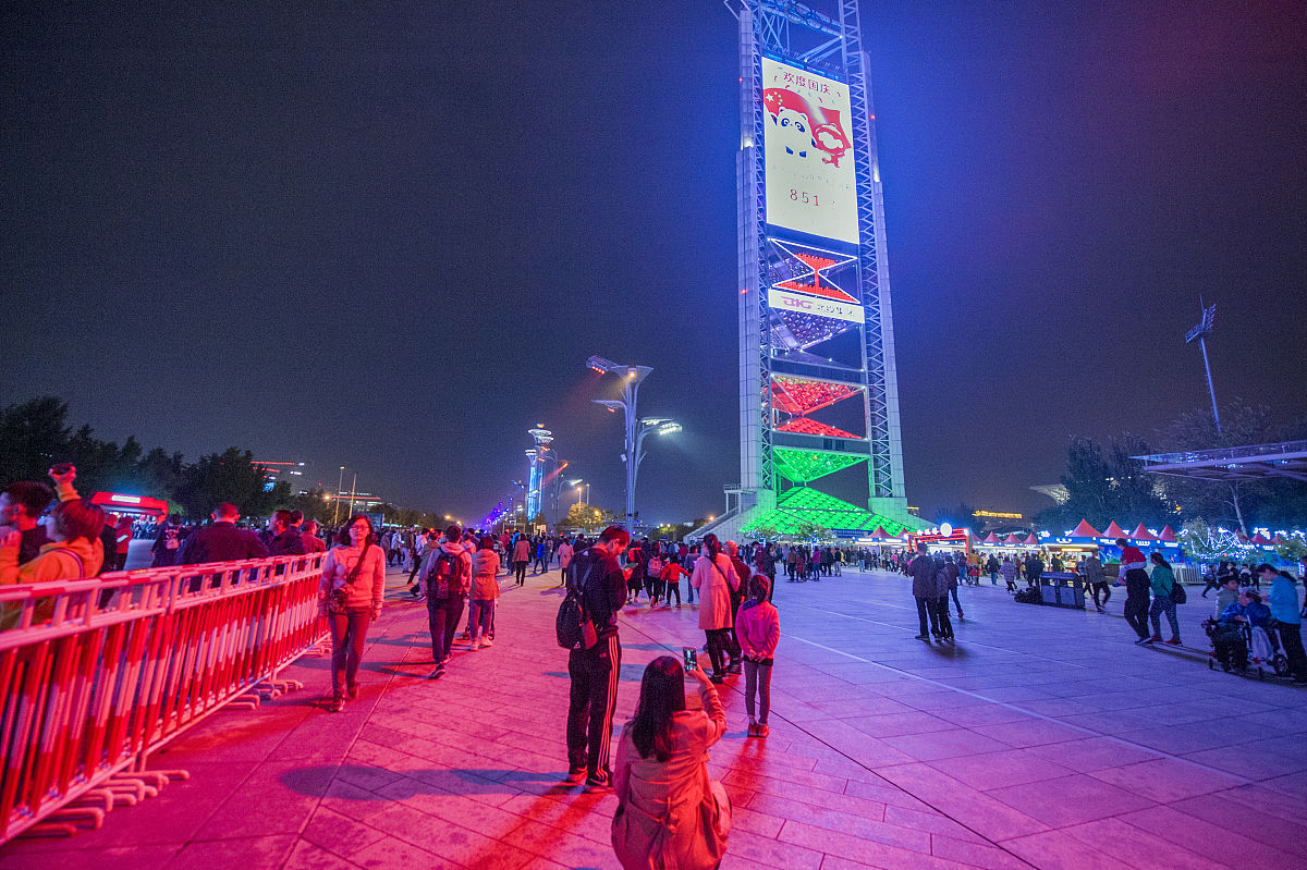 杭州亚运会倒计时0天！市民冒雨打卡武林广场，热情不减