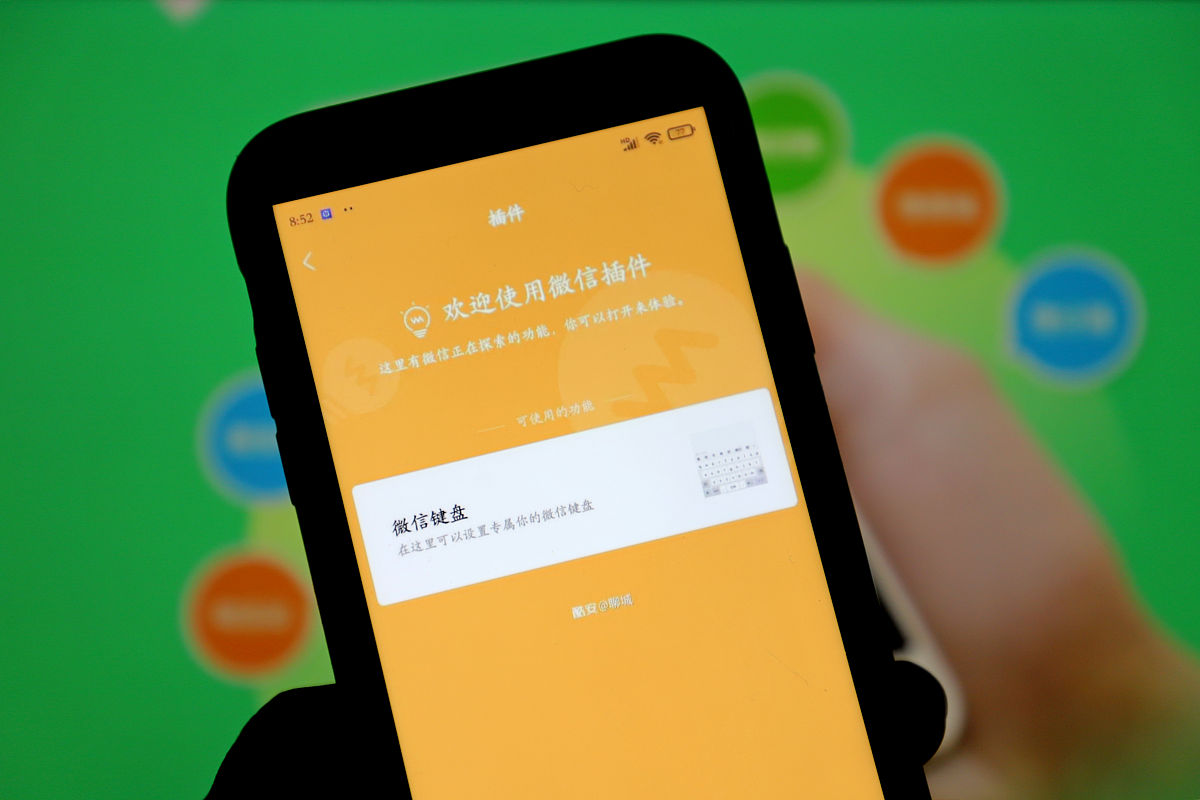使用uniapp 生成一个跟微信的零钱提现一样的页面代码 顶部一样显示到账银行卡 并且可以切换银行卡 中间是提现金额 再提现金额下方显示 当前余额 还有一个全部提现的蓝色字体 要美观一点 最下方就是键盘输入提现的金额 生成跟微信一样的提现页面代码