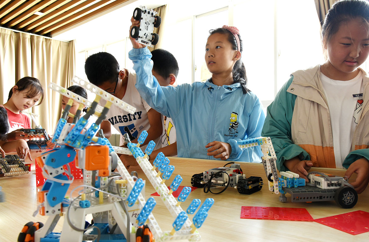 2021年6月23日,江苏连云港,海州区大庆路小学少年科学院,学生在制作,