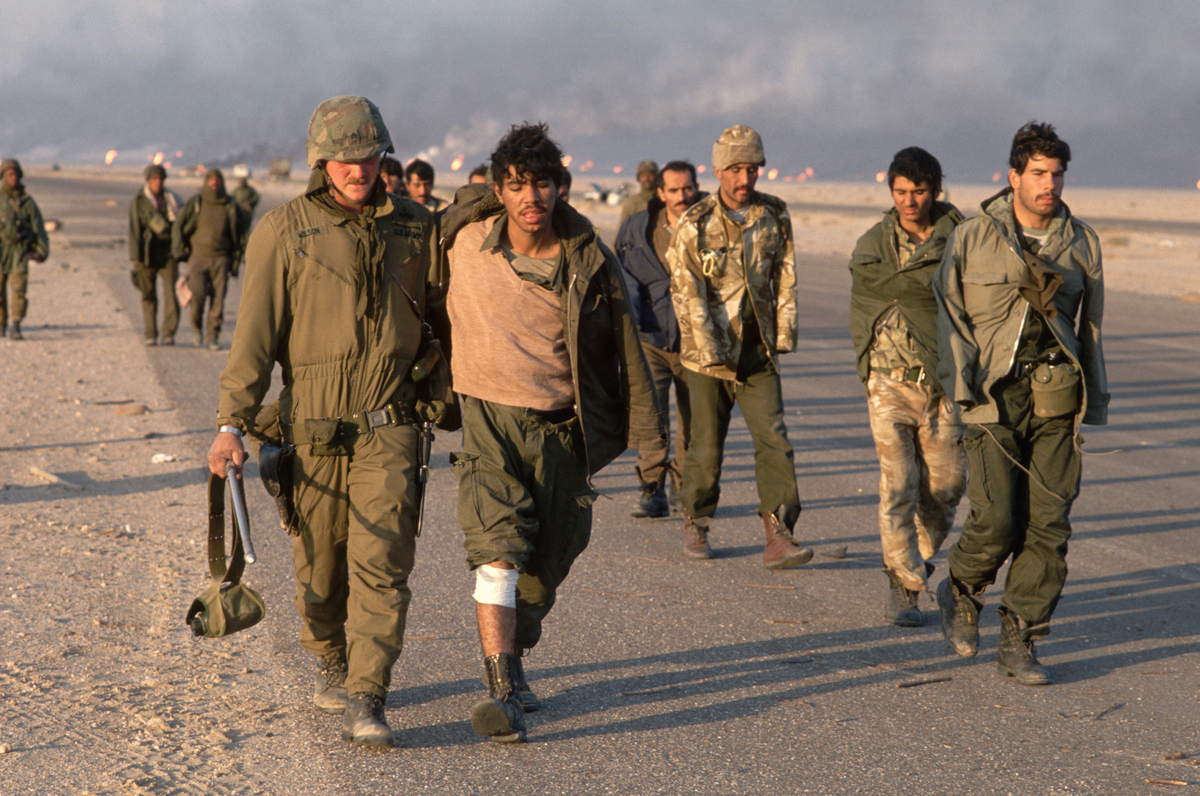 西线无战事影评《西线无战事》是一部经典的反战电影讲述了第一次世界大战期间德国士兵保罗·鲍默尔的故事。该电影通过深入描绘士兵的生活表现出战争给人带来的巨大痛苦和无尽的悲剧。影片的导演厄里希·玛利亚·雷马克将鲍默尔的成长历程贯穿整个电影在纷乱的战场上鲍默尔所接触到的每一个人都不幸地被战争所摧残。更加深刻的是当他们回到家乡时他们发现他们已经无法适应一个和平而安静的生活。拍摄技巧方面这部电影非常出色。影像