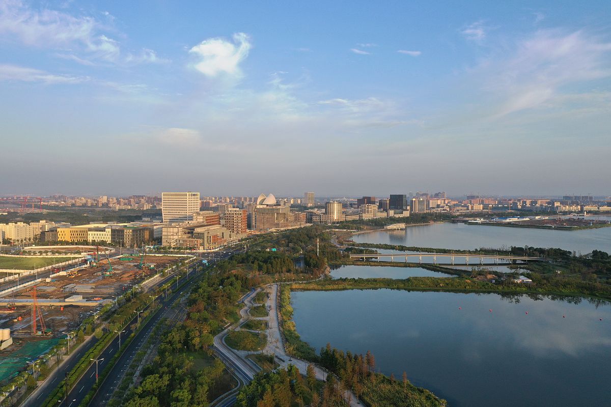 2021年10月2日,上海市浦东新区临港新城试验片区滴水湖景区日出.