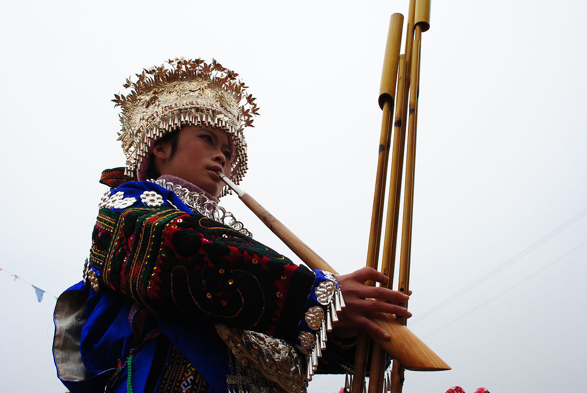  2012年2月4日,贵州凯里市,苗族少女在吹奏芦笙闹新春.