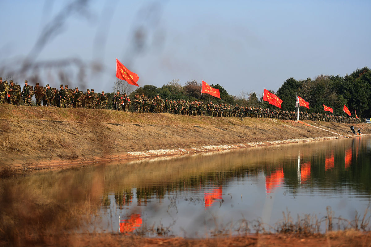 2021年1月4日,江西鹰潭,武警江西总队机动支队官兵在鹰潭市余江区洪湖
