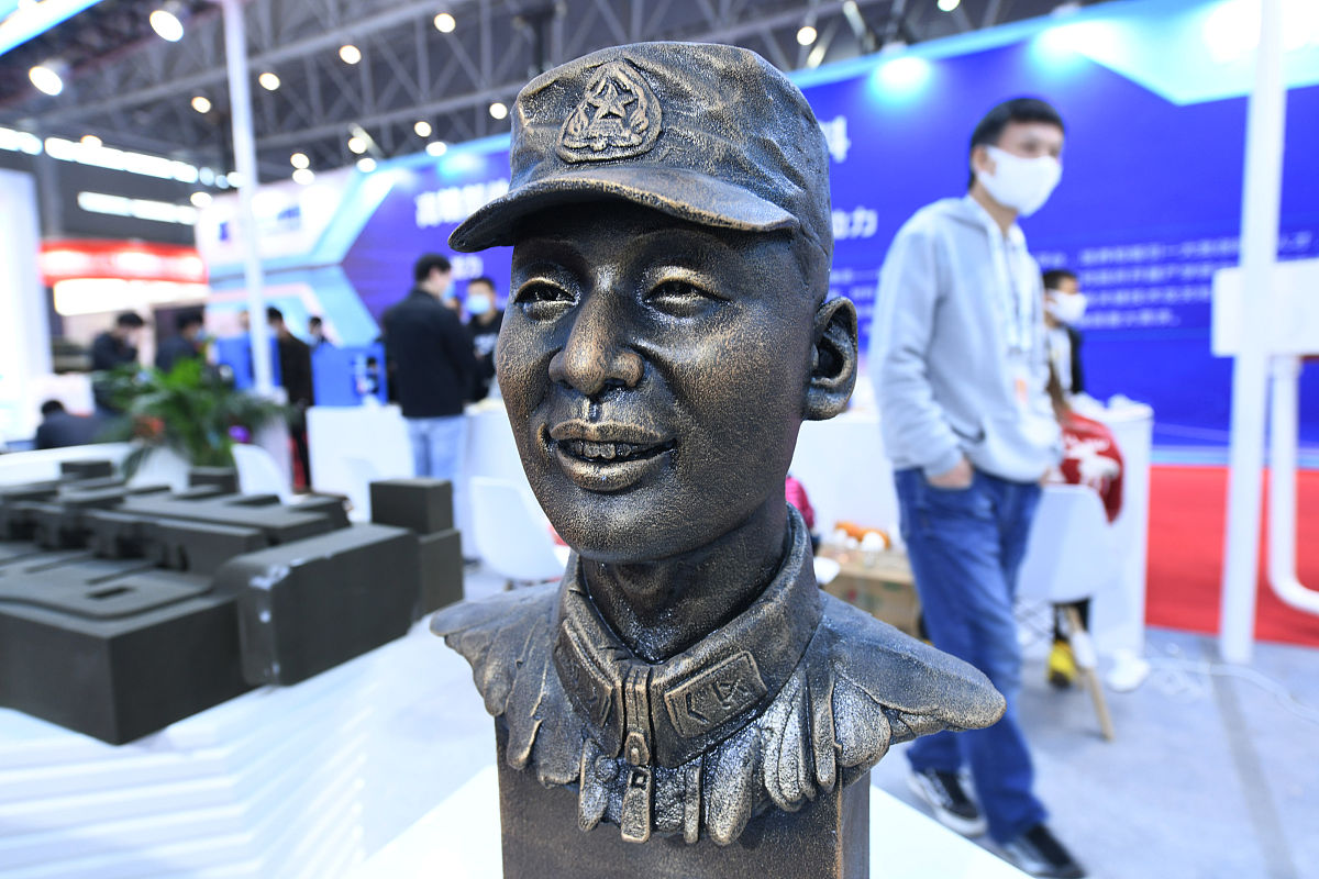 世界制造业大会展览现场展示的利用3d<strong>p</strong>砂型打印技术制作的人物浮雕