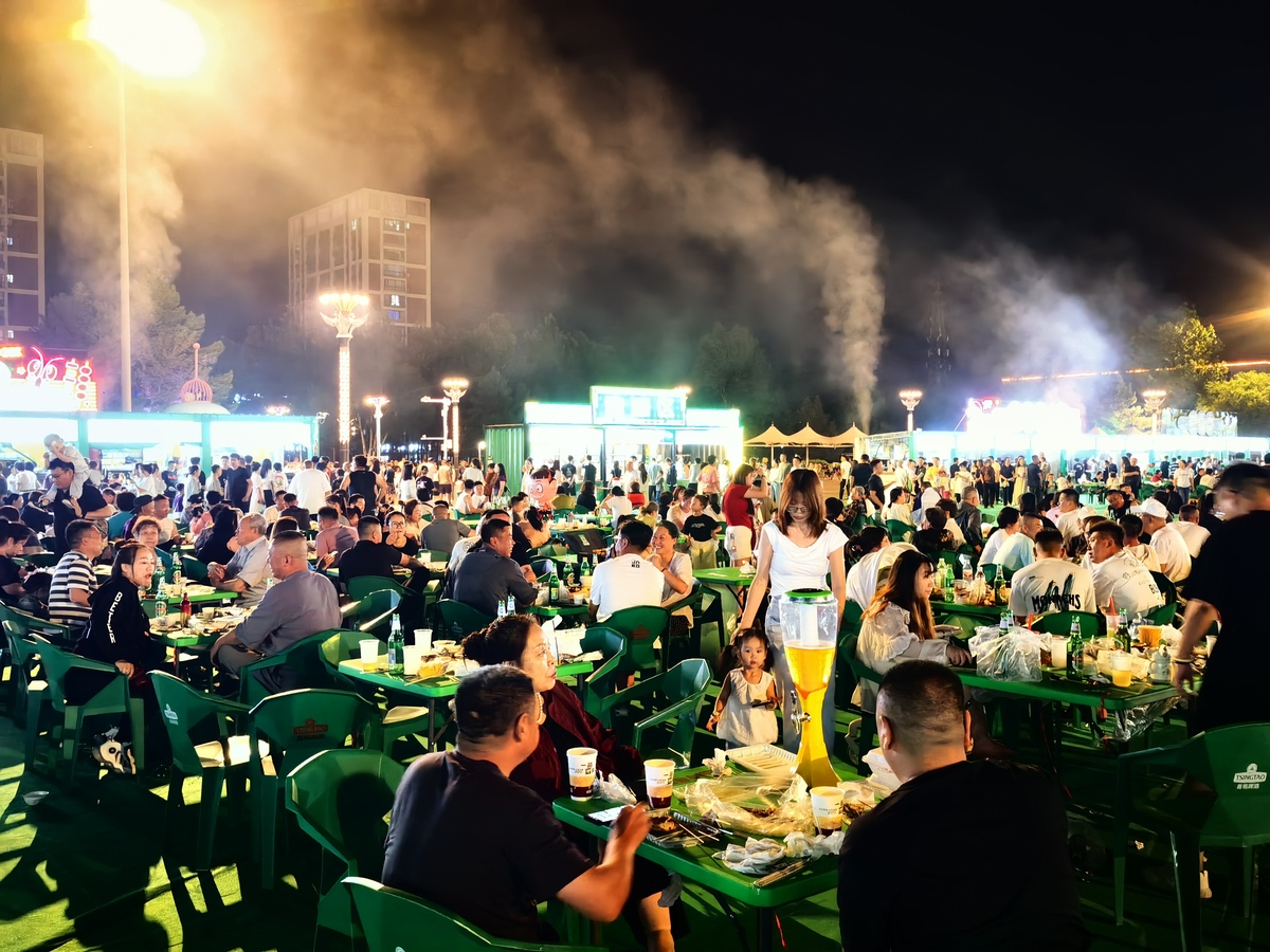 周六的傍晚在自家花园露台下同事们齐聚一堂吃着烧烤哈着啤酒欢声笑语中不出家门比去淄博更有快乐源泉的宣传文案