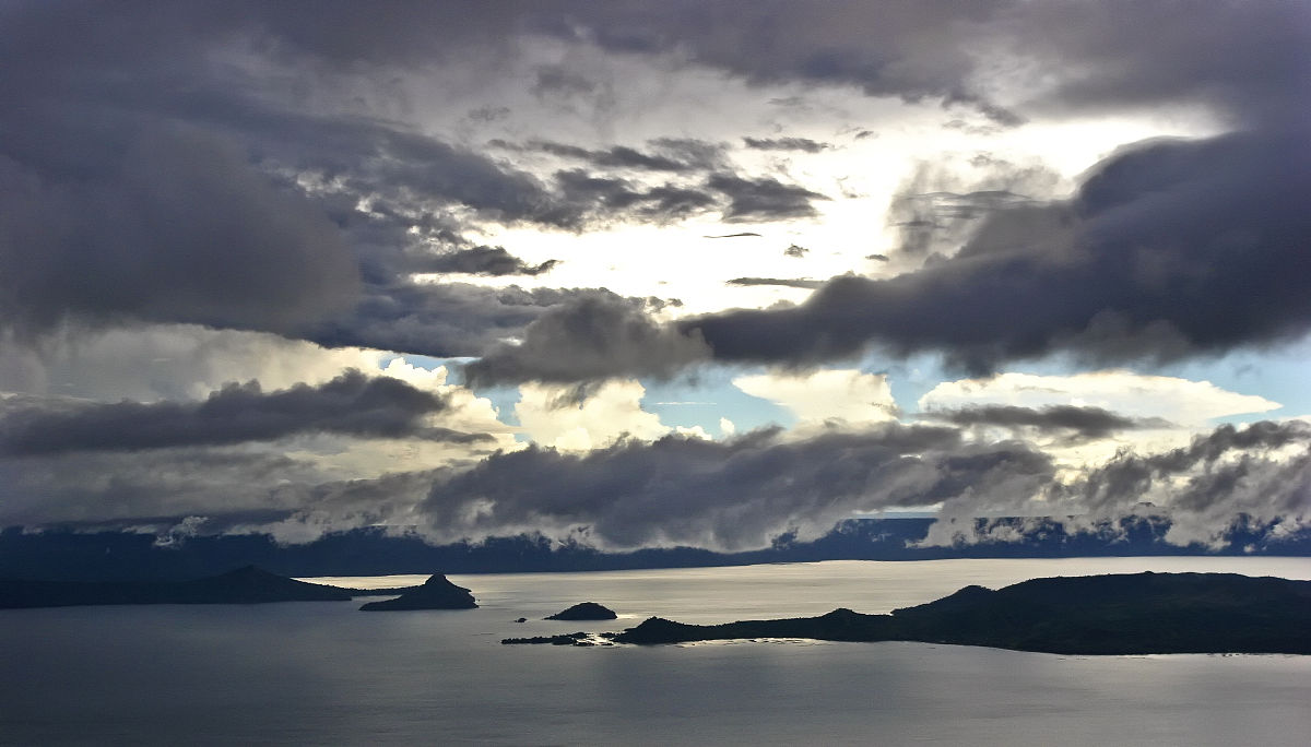 以下四个题目中任选一个撰写结课论文。 1所有问题都可以用科学去解决吗？你的观点是怎样的？2今天的西方科学高度发展宗教也十分普遍那么科学与宗教的关系是怎样的？ 3．选取本学期学过的某个知识点深入分析其文化内涵。 4介绍一个身边发生的或媒体报道的与中西跨文化有关的事例分析其文化内涵。 论文对学术深度不做要求但务必联系实际、言之有理。字数要求2000以上无上限。建议有标题、摘要、关键词和小标题结构清晰表