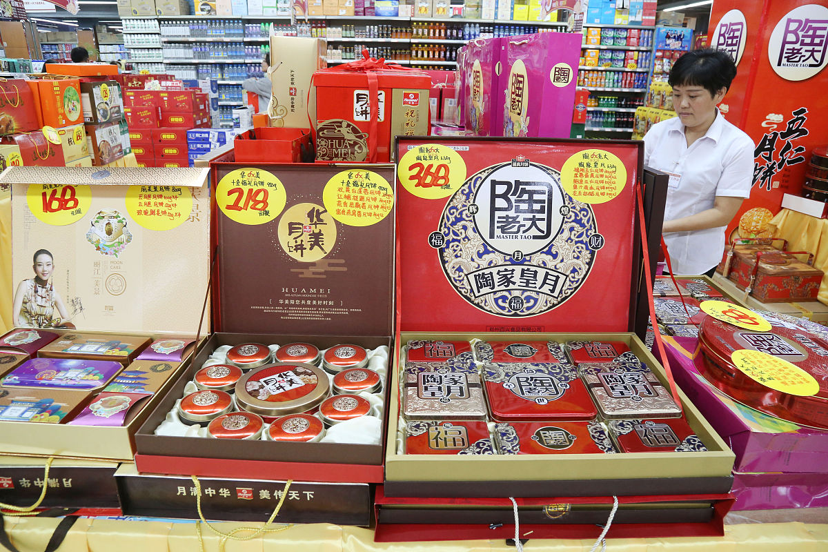 我需一条短视频文案。内容是稻香村月饼花月礼盒12块月饼8种口味中秋节送礼佳品想为家人、长辈、恋人、朋友选购月饼的客户请到直播间选购。口味有玫瑰五仁蛋黄豆沙等