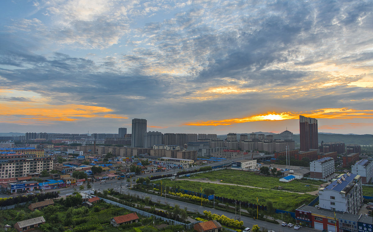 2021年7月26日,吉林省舒兰市滨河小区黎明时分出现绚丽早霞.