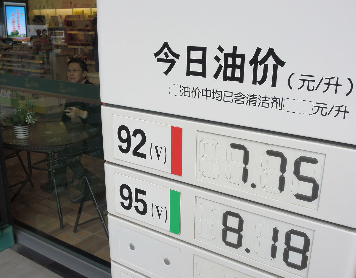 燃油汽车污染途径及控制措施研究根据以上论文题目写一段指导教师评语