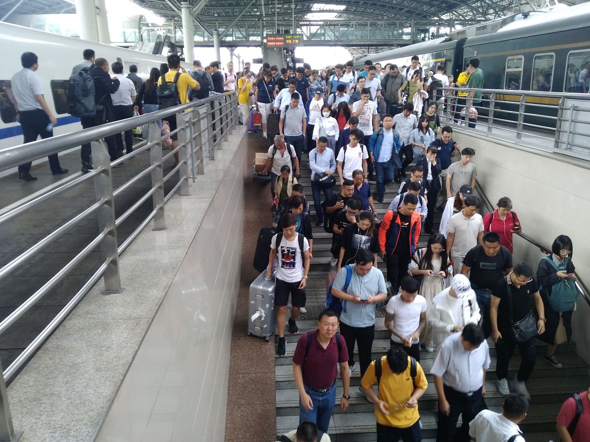 北京铁路国庆两天发送90万人次 景区游客踊跃