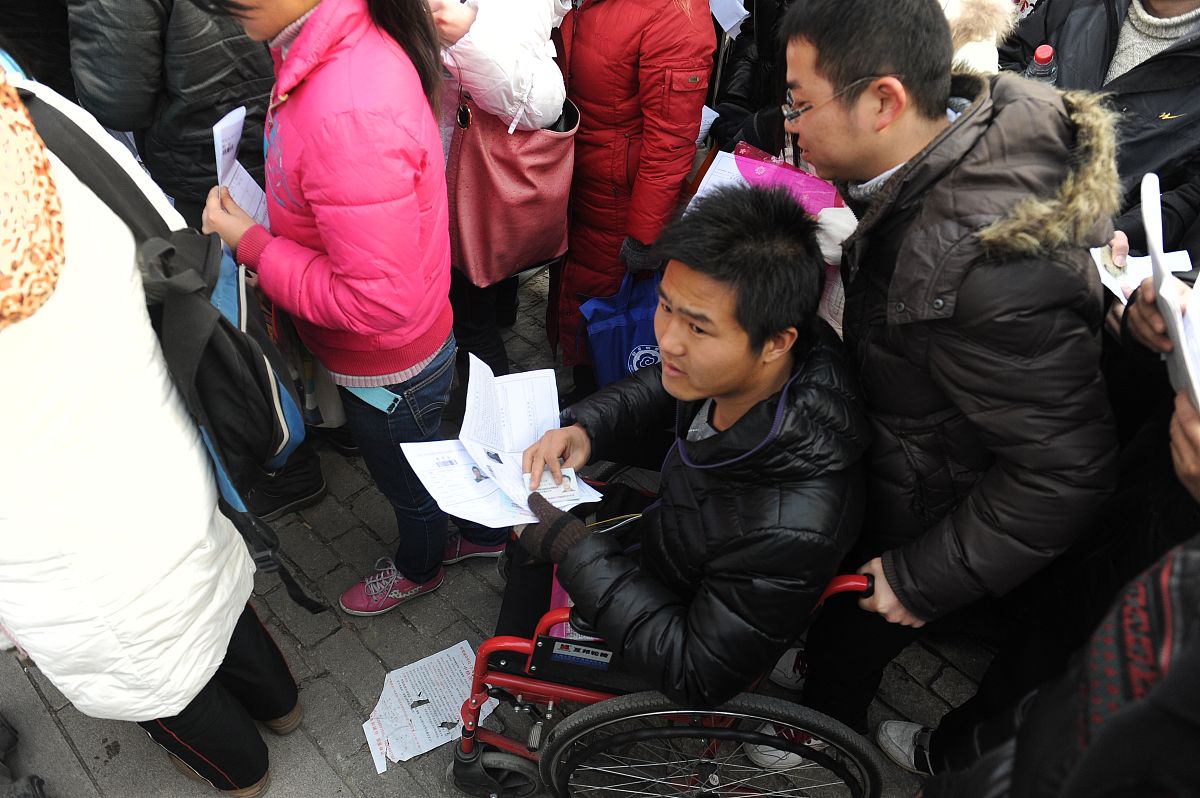 昆明医学院专业设置：临床医学、口腔医学、中西医结合、护理学等