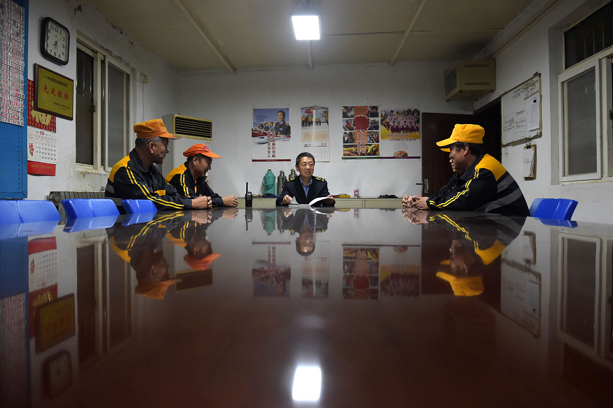 写一份关于燃气公司节假日和夜班值班工作方案要求高管每人值两天班中层1人1天普通员工1人1天