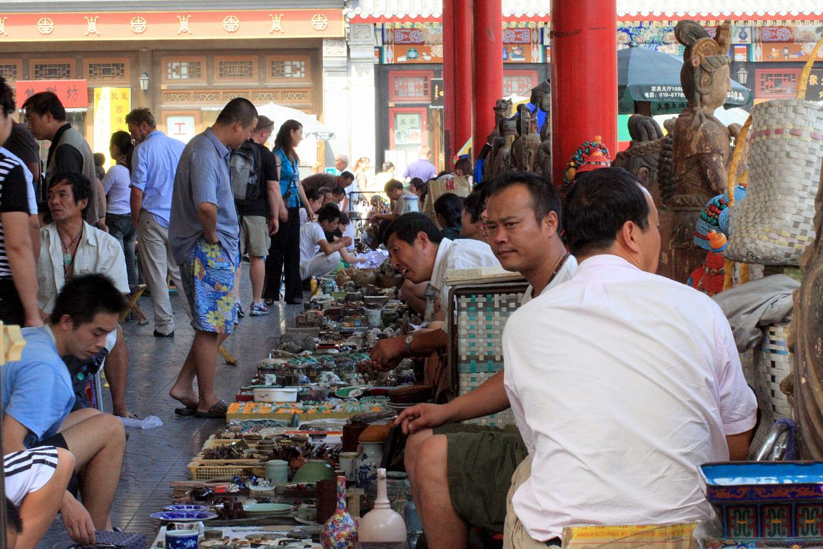 2008年北京奥运会期间,观赛的外国游客和各国运动员在比赛间隙慕名来