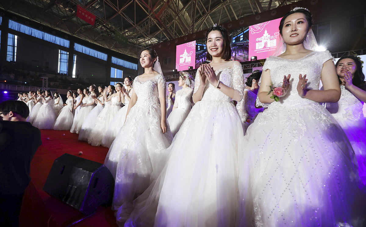 在中国国内一个人口只有70万的小城市做婚纱嫁衣出租和新娘跟妆等设计一个营销活动来提高销量