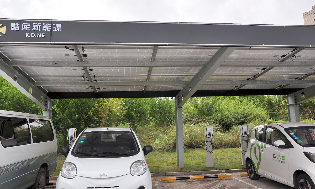 太阳能车棚：将汽车与太阳能结合，提供移动电源