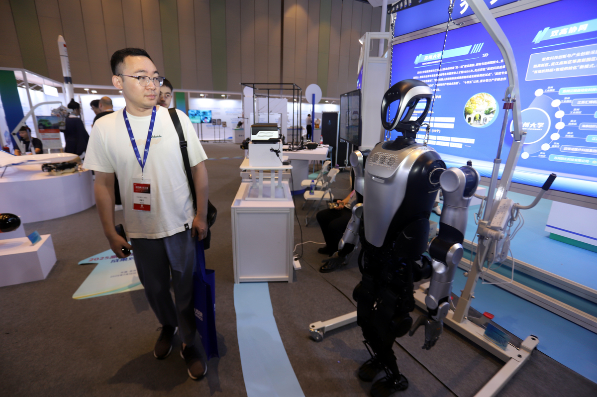 随着社会的不断发展与国家数字经济实力的提升基于机器视觉、智能制造、传感器信息融合、人工智能等技术的机器人相继提出。2022年世界机器人大会以共创、共享、共商、共赢为主题聚焦产业链供应链协同发展围绕机器人+应用行动搭建全球机器人产业产品展示、技术创新、生态培育的高端合作交流平台。会议发布的《中国机器人产业发展报告2022年》1指出中国已将突破机器人关键核心技术作为重要工程预估到2024年全球机器人市