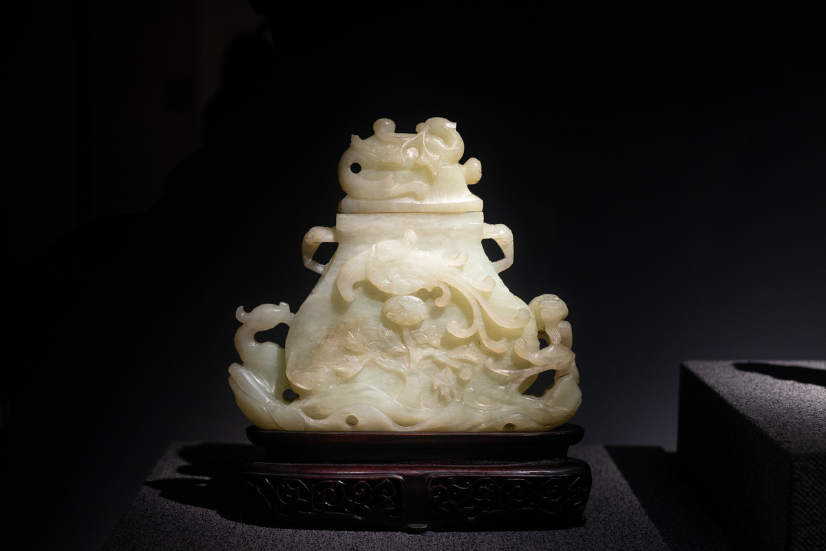 以玉是无价的为中心写论文以玉是无价的为中心写论文无疑玉是人类历史上最珍贵、最古老的宝石之一。玉具有非凡的美感和独特的文化价值是世界上唯一被称为中国宝石的宝石。对于中国人来说玉石从古至今一直是象征吉祥、美好、幸福、长寿和高尚品质的标志因此玉被誉为华夏瑰宝。玉的无价并不仅仅是指玉石本身的市场价值同时也反映了玉在中国文化中所扮演的重要角色。玉自古以来就被视为一种高贵、神圣的材料因此经常被用于制作贵族器物