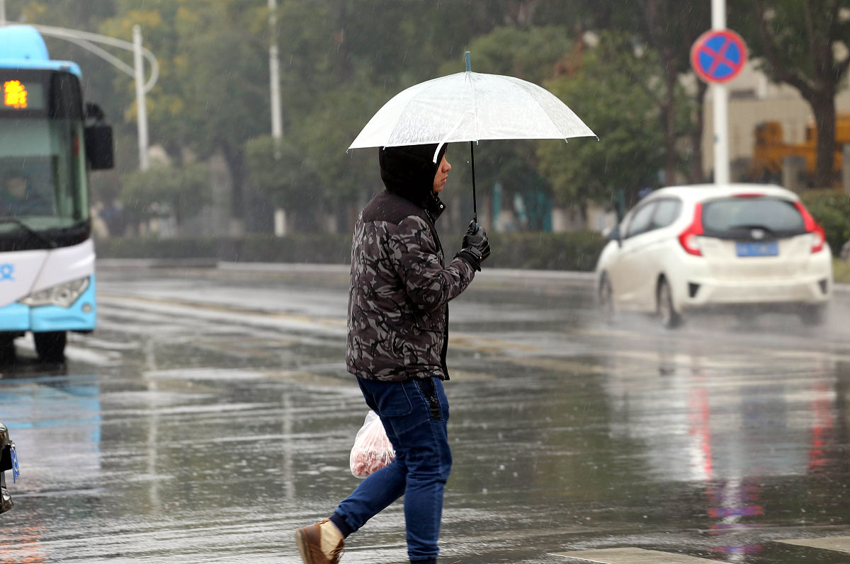 朋友的妈妈被大雨淋了朋友却幸灾乐祸。请以此为内容写一篇文言文的讨友檄温