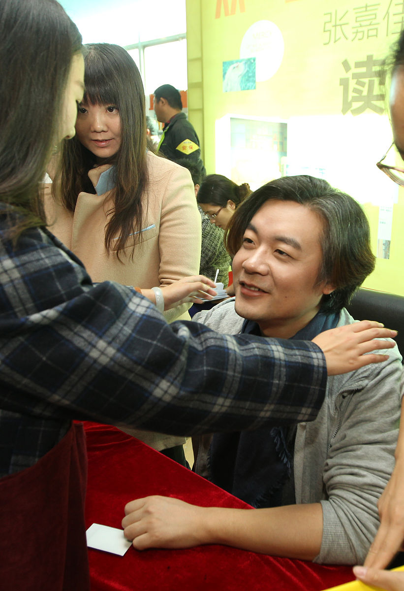 2014年11月15日,江苏省南通市,从"全世界"到"你身边"张嘉佳《让我留在