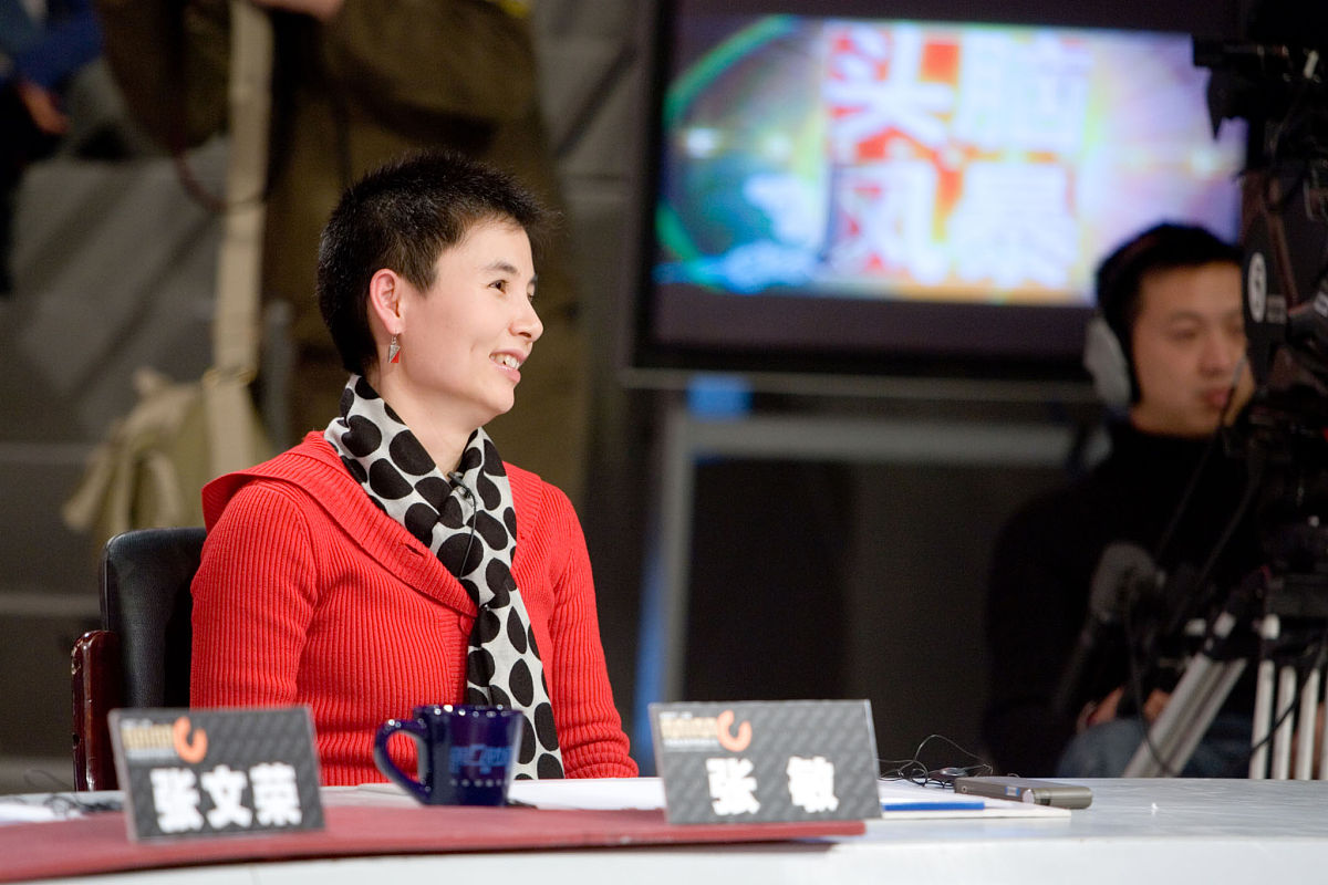 汉庭酒店员工暖心服务：帮助客人安装婴儿车