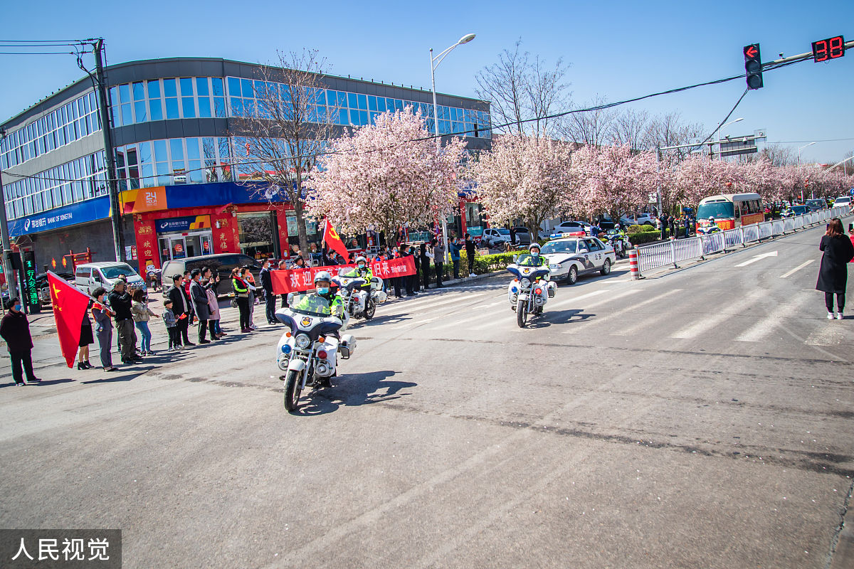 以'你是人间的四月天'为题，写一首赞美母爱的诗歌