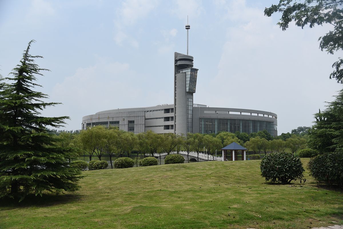 2018年7月10日,航拍合肥工业大学翡翠湖校区教学楼,随着高校放假,学生