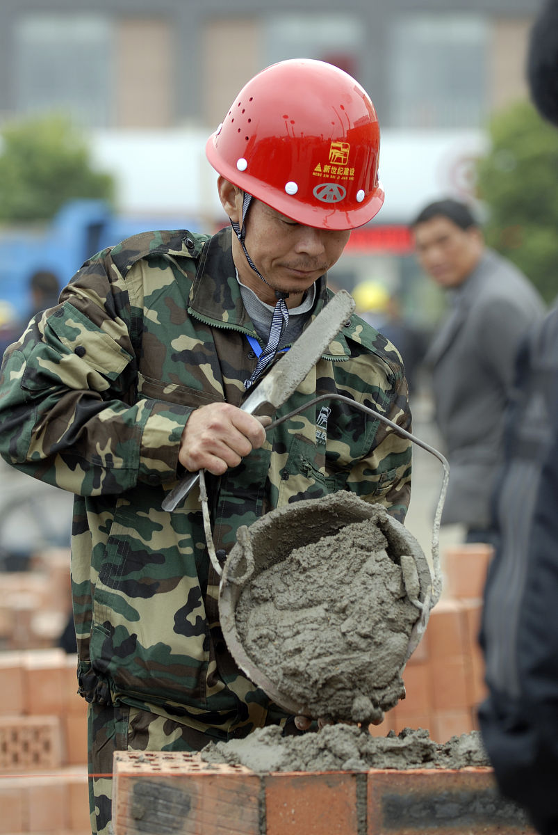 2012年10月30日上午,安徽省郎溪县,首届建筑<strong>技能</strong>大赛,砌筑工正在进行