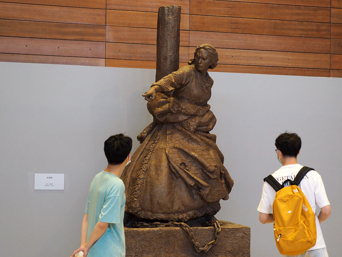 2021年6月10日,北京,观众在中国国家博物馆参观"百年巨变——雕塑作品
