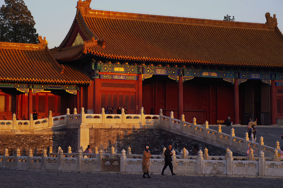 来一段对现代的中国皇家建筑的环境描写