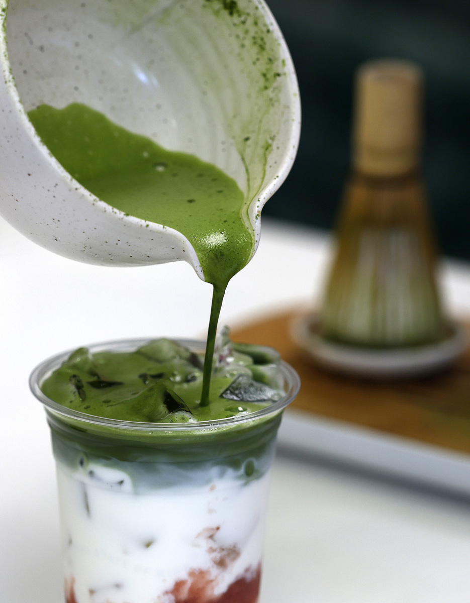 改写10条抖音文案内容：夏日抹茶生椰：浓浓椰奶搭配经典抹茶顺滑清爽好喝椰 ! 杯贴可抽奖！今夏配海底捞抹茶生椰高颜值又好喝生椰乳全靠椰肉和椰子水满口椰子味