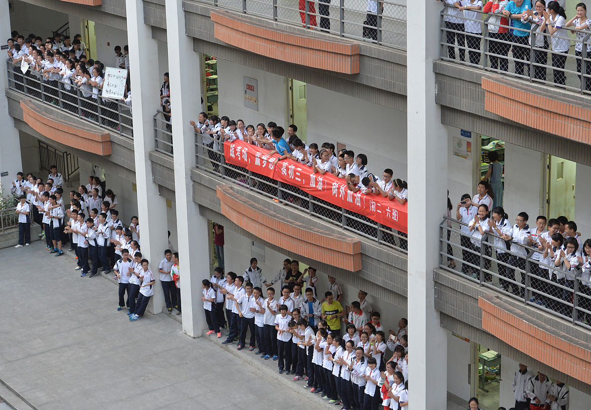 2016年6月2日,成都,又到一年高考时.树德中学外国语校区,晚上7点过,由