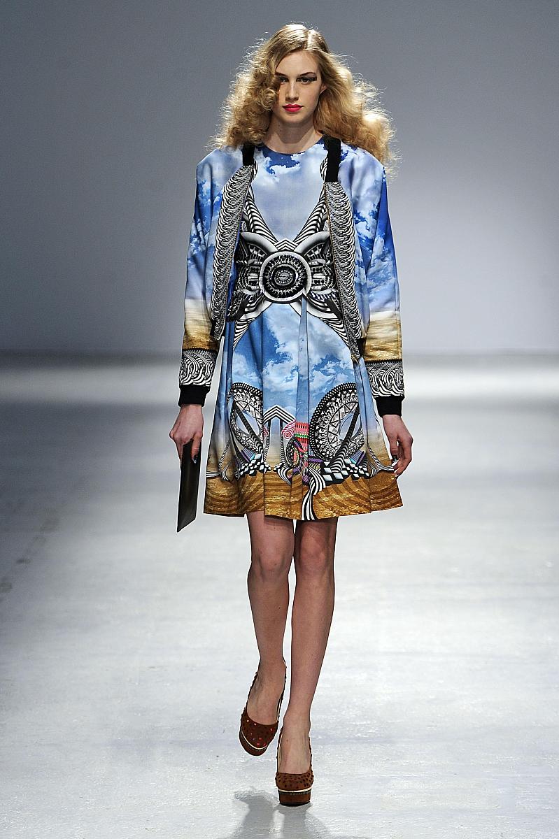 假设你是一名专四优秀的学生请翻译一下句I found the answer in the documentary whose Chinese name is 我是你的瓷儿