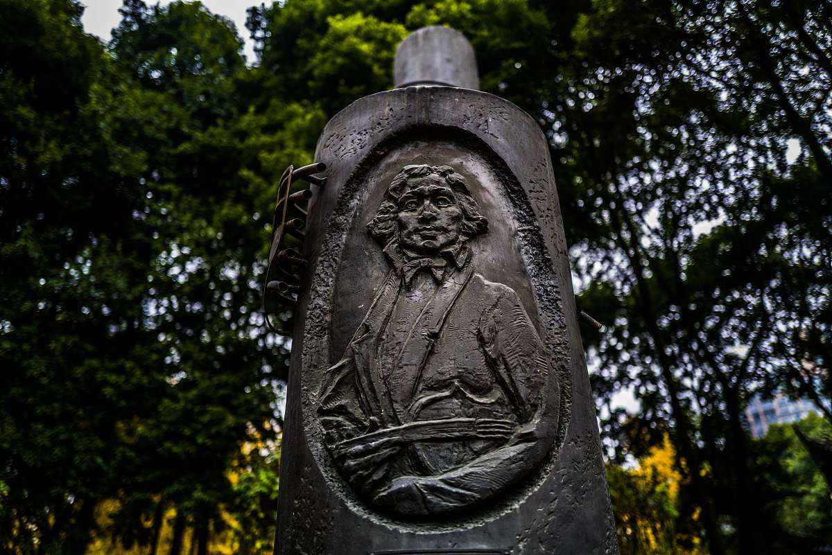 2021年11月27日,成都温江公园,刻有世界音乐大师头像的青铜七音柱.