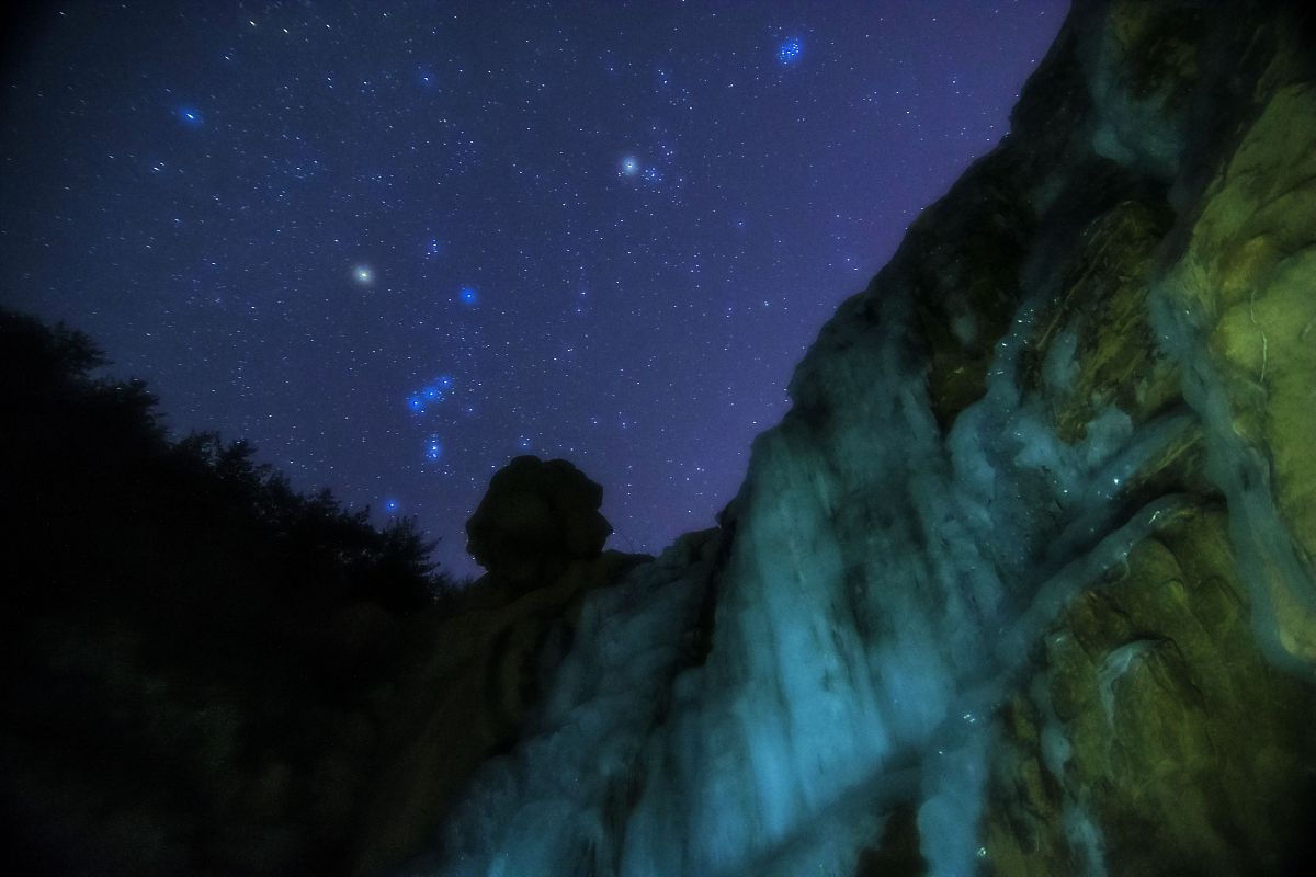 2015年1月11日,青岛崂山北九水景区,一片瀑布被冰封,冬季壮丽的星空陪
