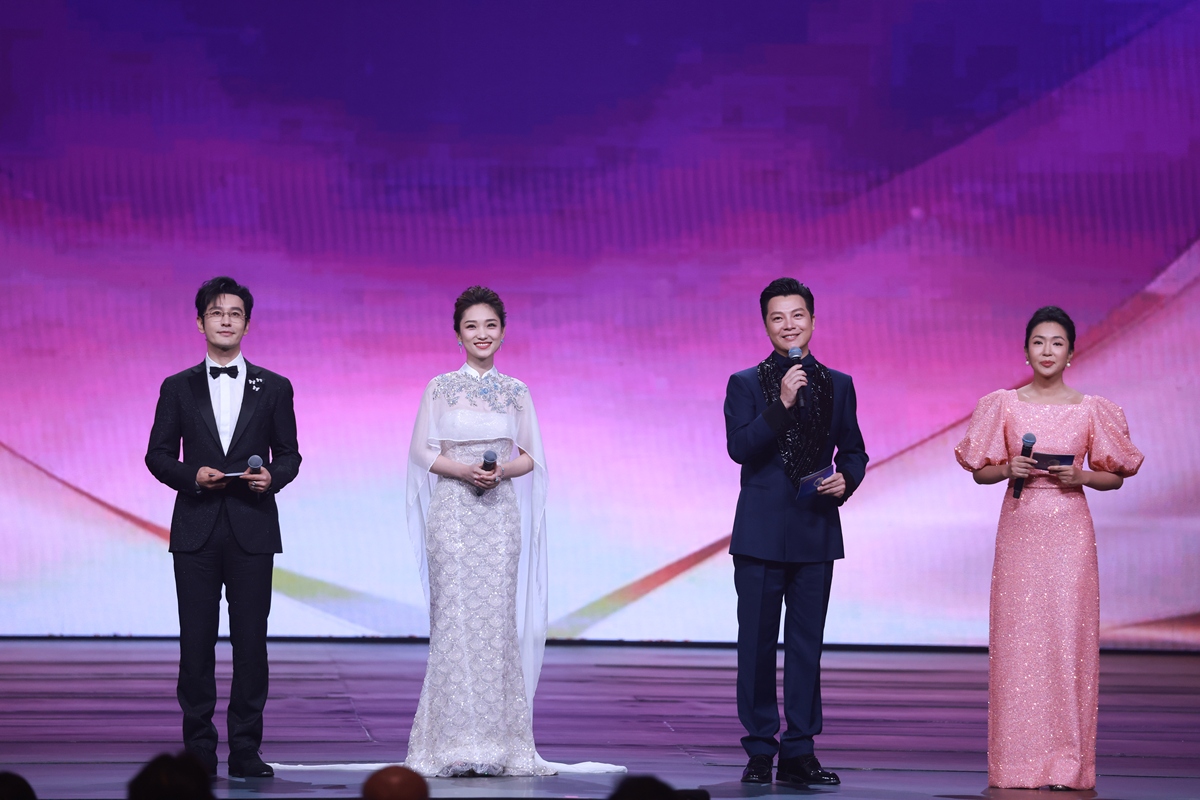 请根据你所叙述的所有内容详细完善 3春晚主持的变化过程