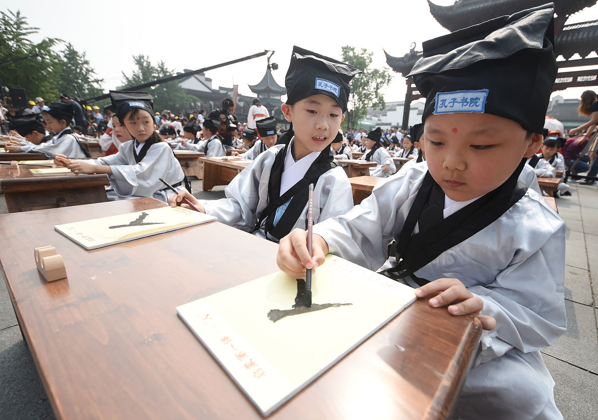 2015年8月31日,南京,一年级新生在南京夫子庙大成殿广场举行入学"开笔