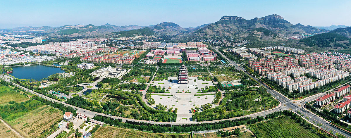 2021年9月13日,山东枣庄,航拍山亭区翼云阁文化休闲广场.