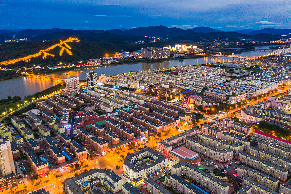 2020年9月12日,吉林省吉林市,自白露节气之后天气转凉,傍晚时分天空西