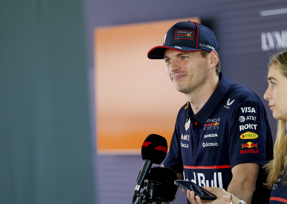 请用中文对后面网站内容生成总结不要少于10个句子 httpswwwtheguardiancomsport2023apr02max-verstappen-hits-out-at-fia-after-winning-chaotic-f1-australian-gp