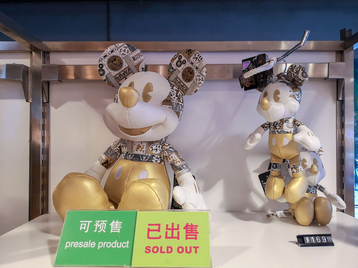 在商场的橱窗里买了一个小王子玩偶