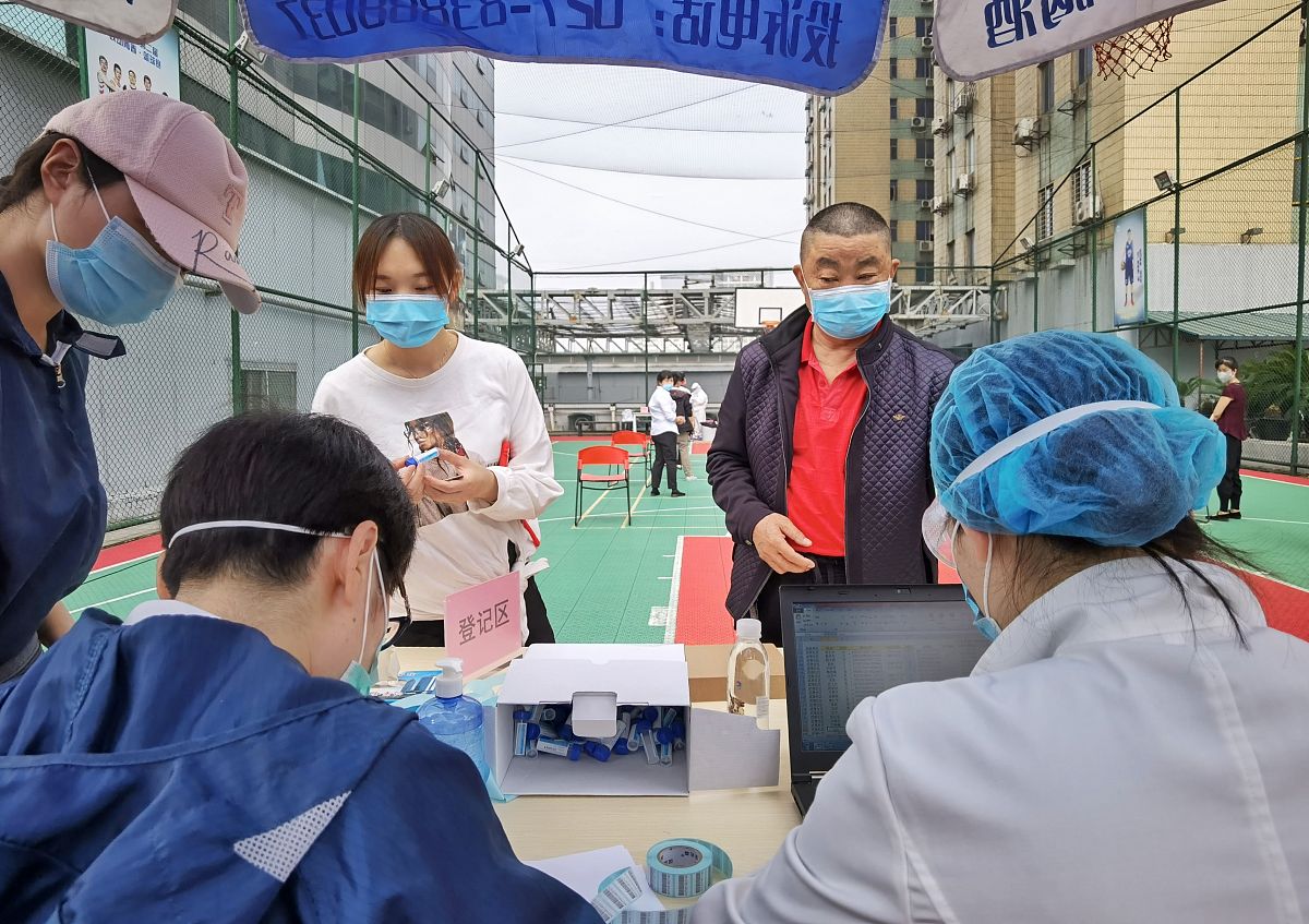 团结奋进 传染病防制工作再上新台阶传染病防控事关人民群众身体健康和生命安全。中心承担传染病、寄生虫病、地方病、非传染性疾病等疾病的预防与控制承担新冠、流感、手足口病、感染性腹泻等疾病的卫生应急处置。卫生应急一案三制进一步健全突发公共卫生事件处置及时有效。24小时开展全市传染病疫情监测传染病直报网络实现医疗机构全覆盖传染病及时报告率达100。及时、科学、高效处置新冠病毒感染平稳由动态清零过度到乙