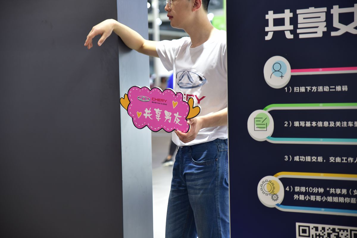 男的请客为什么让女的扫码点餐这个问题可能涉及到性别角色和文化背景的因素。在某些文化中男性被认为是家庭的经济支柱和决策者而女性则被认为是家庭的照顾者和服务者。因此男性可能会认为让女性扫码点餐是一种体贴和照顾而自己则承担经济责任。但是这种做法也可能被视为性别歧视和不平等因为女性也有能力和权利承担经济责任和决策权。思考还有一种可能是男性认为扫码点餐是一项比较繁琐的任务而女性更加细心和擅长处理这种事情。但