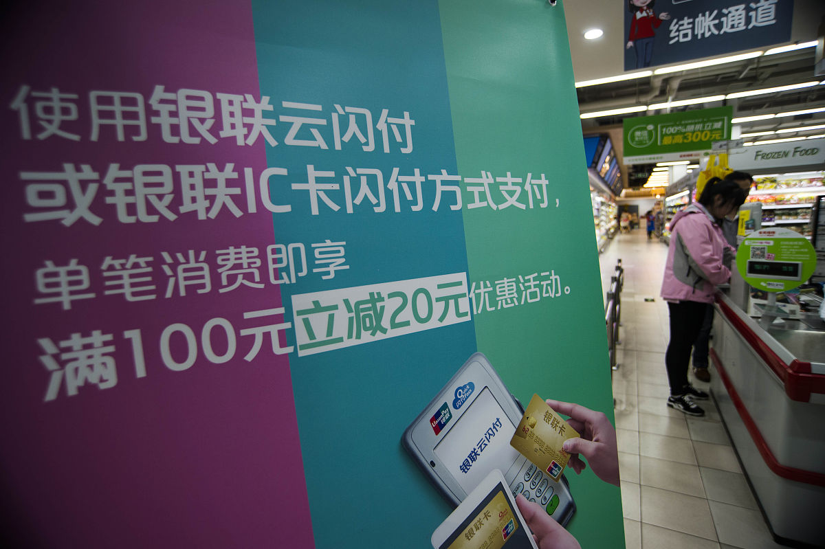 我是一位卖精神类药品的互联网药店的运营店铺名称叫药小咚大药房提供一份618年中大促的群发文案活动是满三百减三十60字以内带表情分段